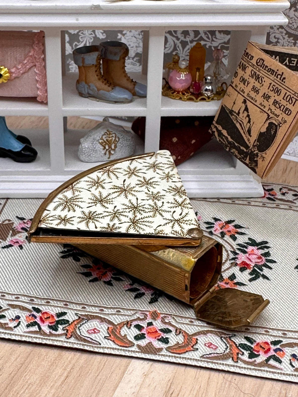 Vintage Stratton Fan-Shaped Lip View – Gold Starburst Enamel, Lipstick Holder & Mirror