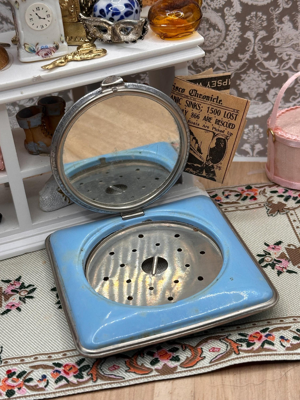 1940s Statue of Liberty Blue Enamel Powder Compact with Metal Sifter – Vintage American Souvenir