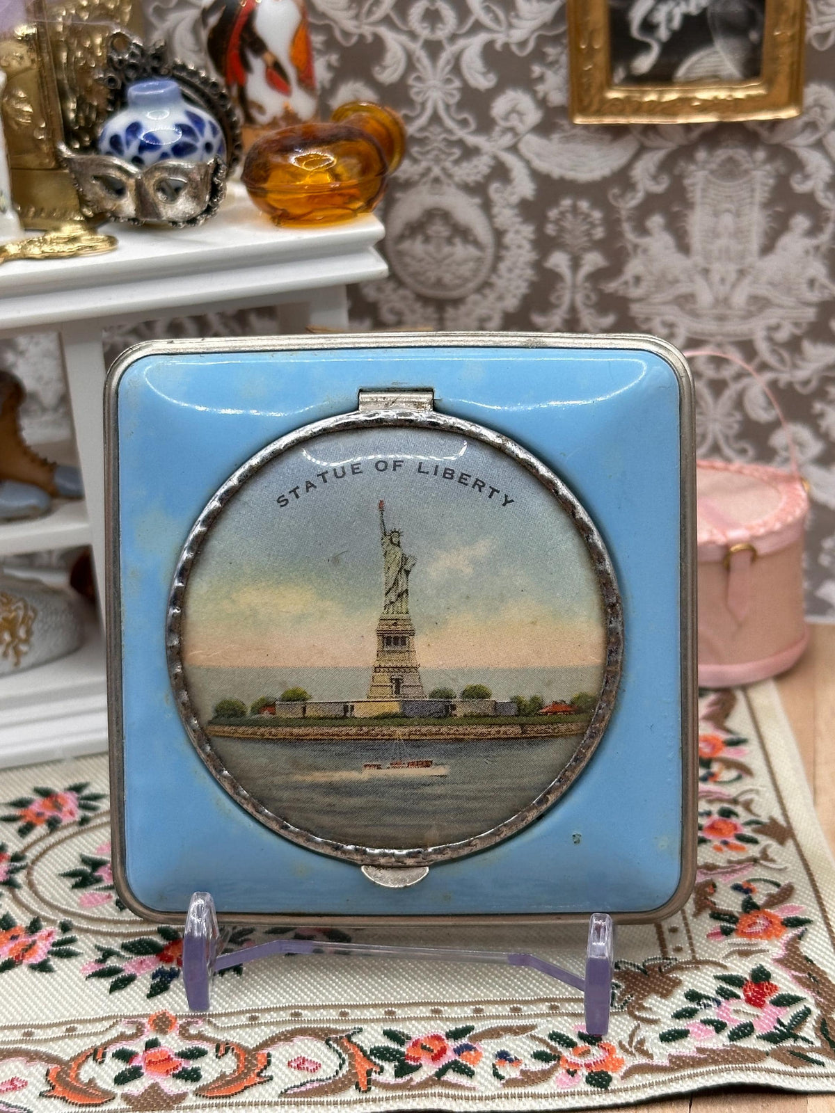 1940s Statue of Liberty Blue Enamel Powder Compact with Metal Sifter – Vintage American Souvenir