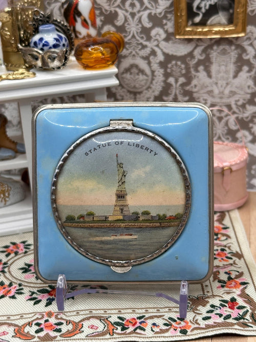 1940s Statue of Liberty Blue Enamel Powder Compact with Metal Sifter – Vintage American Souvenir