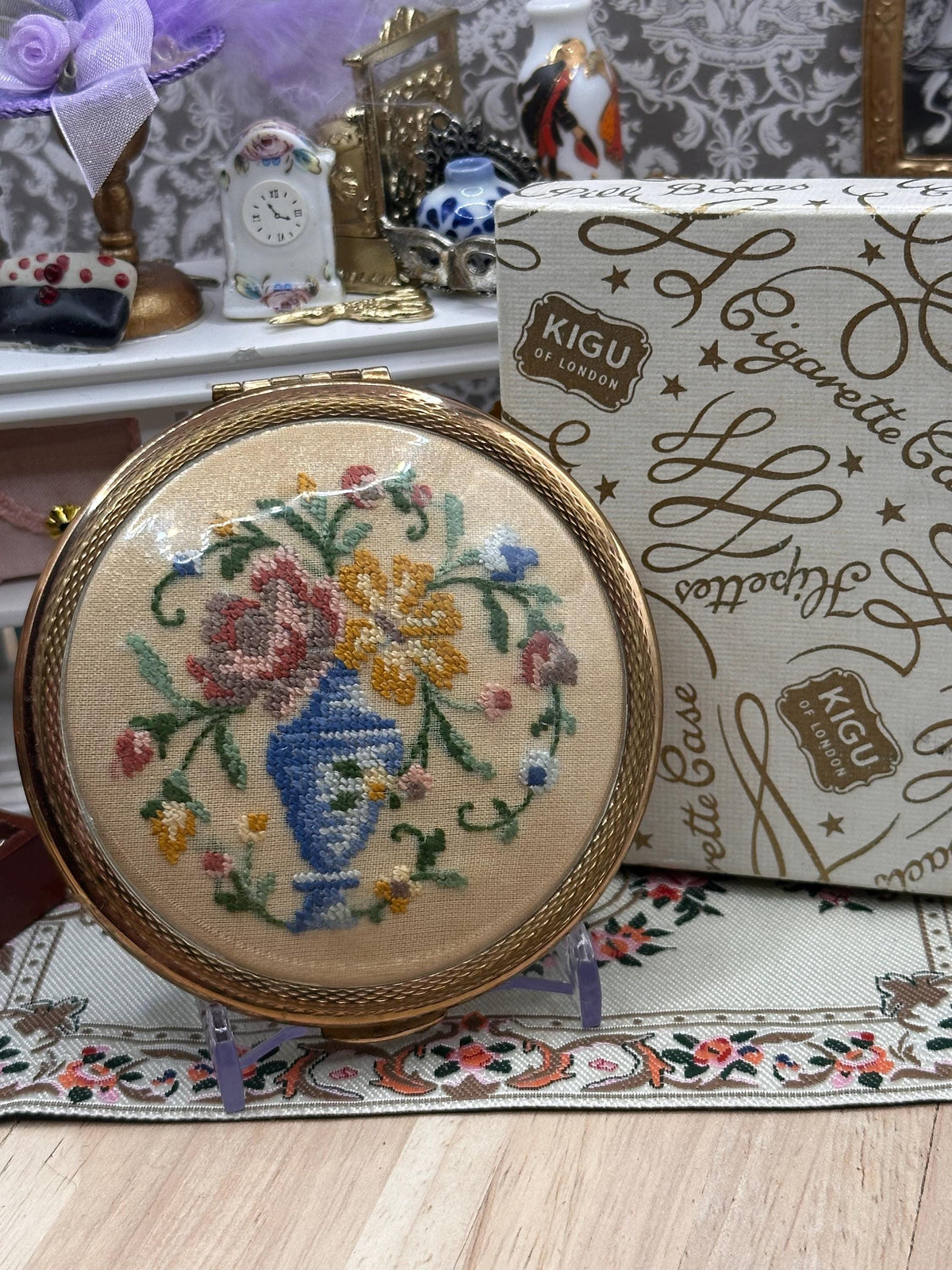Vintage Kigu Powder Compact – 8cm – Original Box – Floral Embroidery