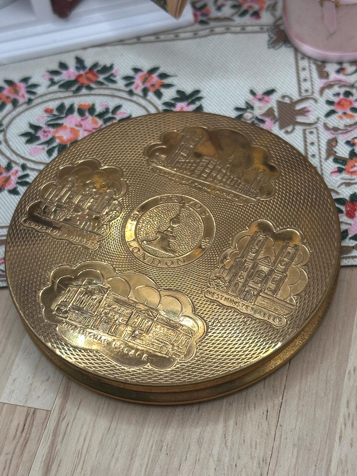 Vintage Mascot London Souvenir Powder Compact – Gold Tone, Embossed Landmarks, Made in England (8cm)