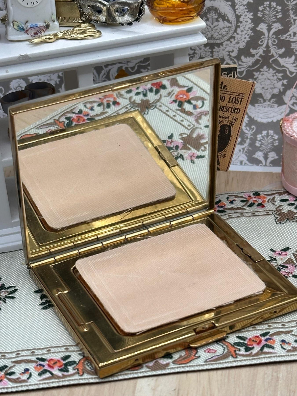 Vintage Marbled Lucite Spider Powder Compact with Original Puffs, Unused