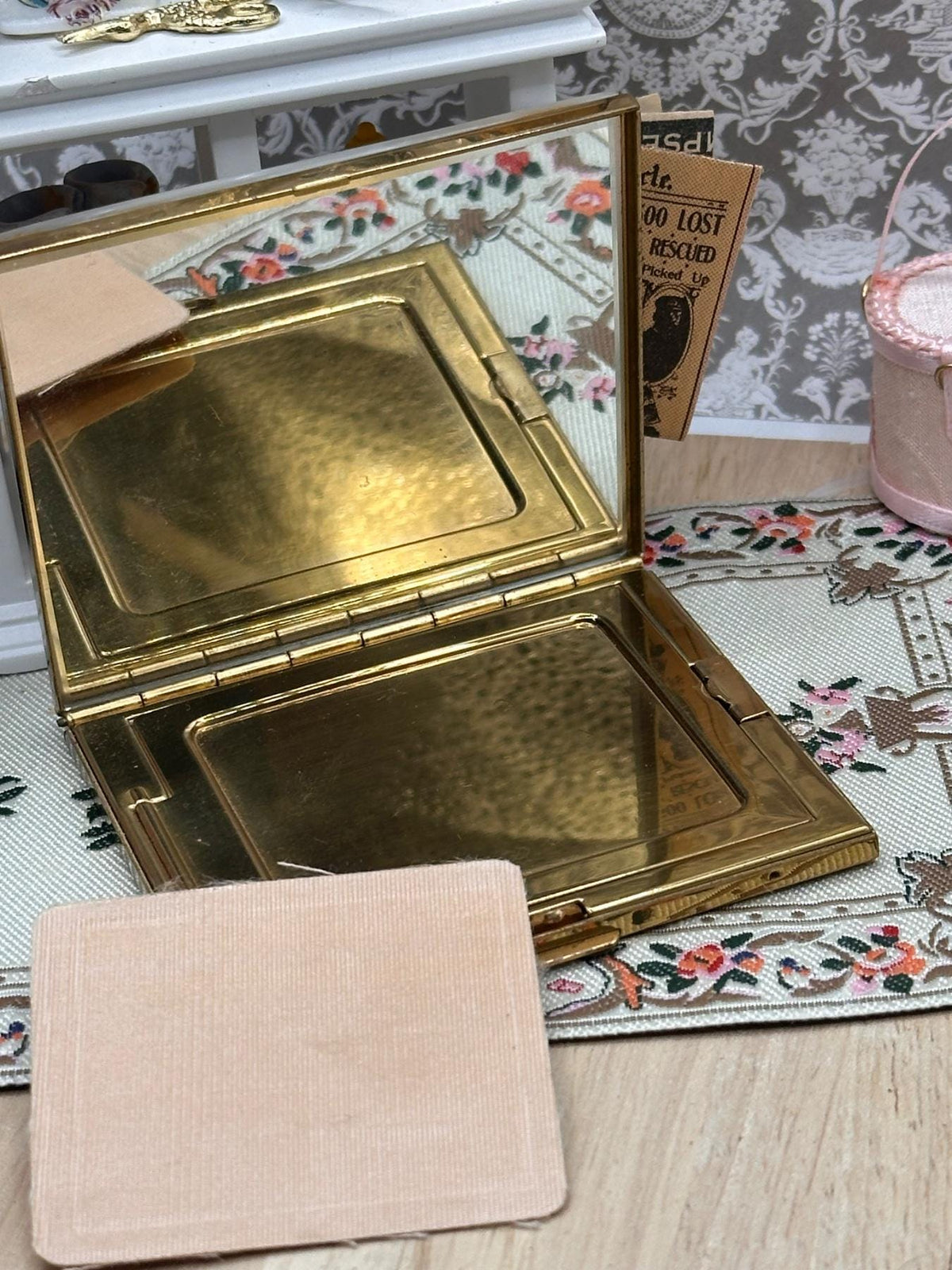 Vintage Marbled Lucite Spider Powder Compact with Original Puffs, Unused