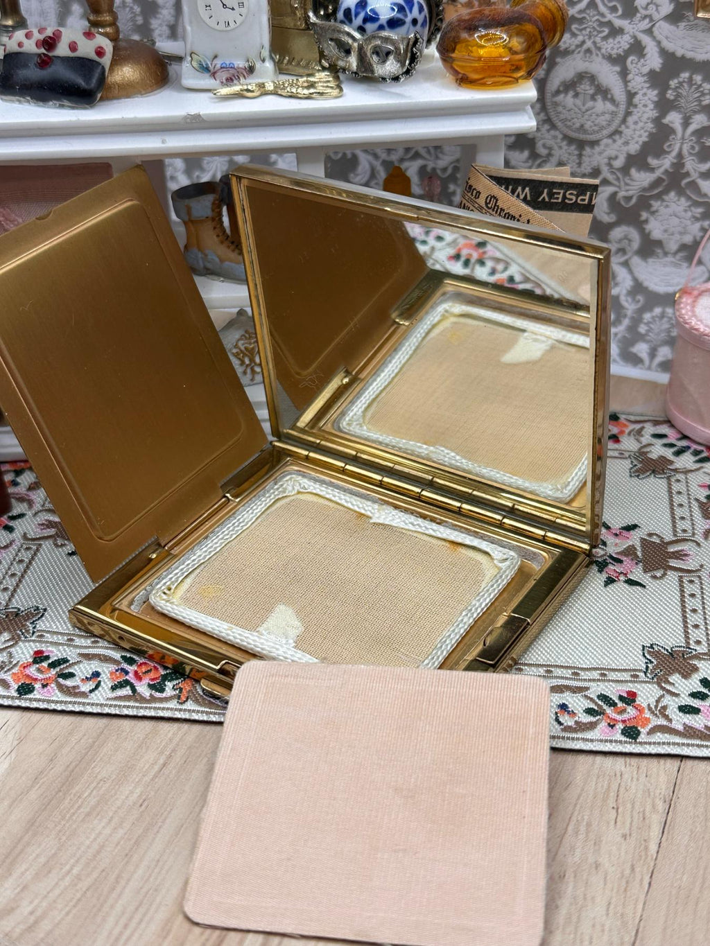 Vintage Marbled Lucite Spider Powder Compact with Original Puffs, Unused