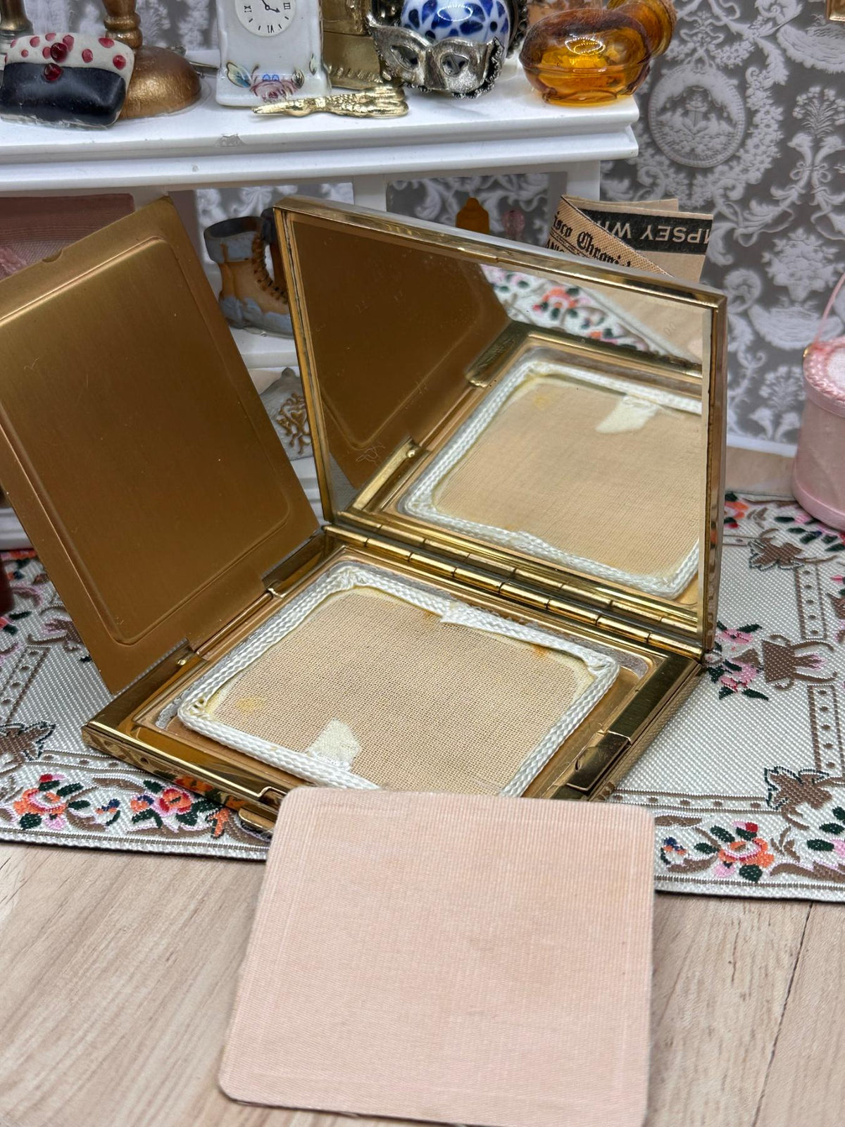 Vintage Marbled Lucite Spider Powder Compact with Original Puffs, Unused