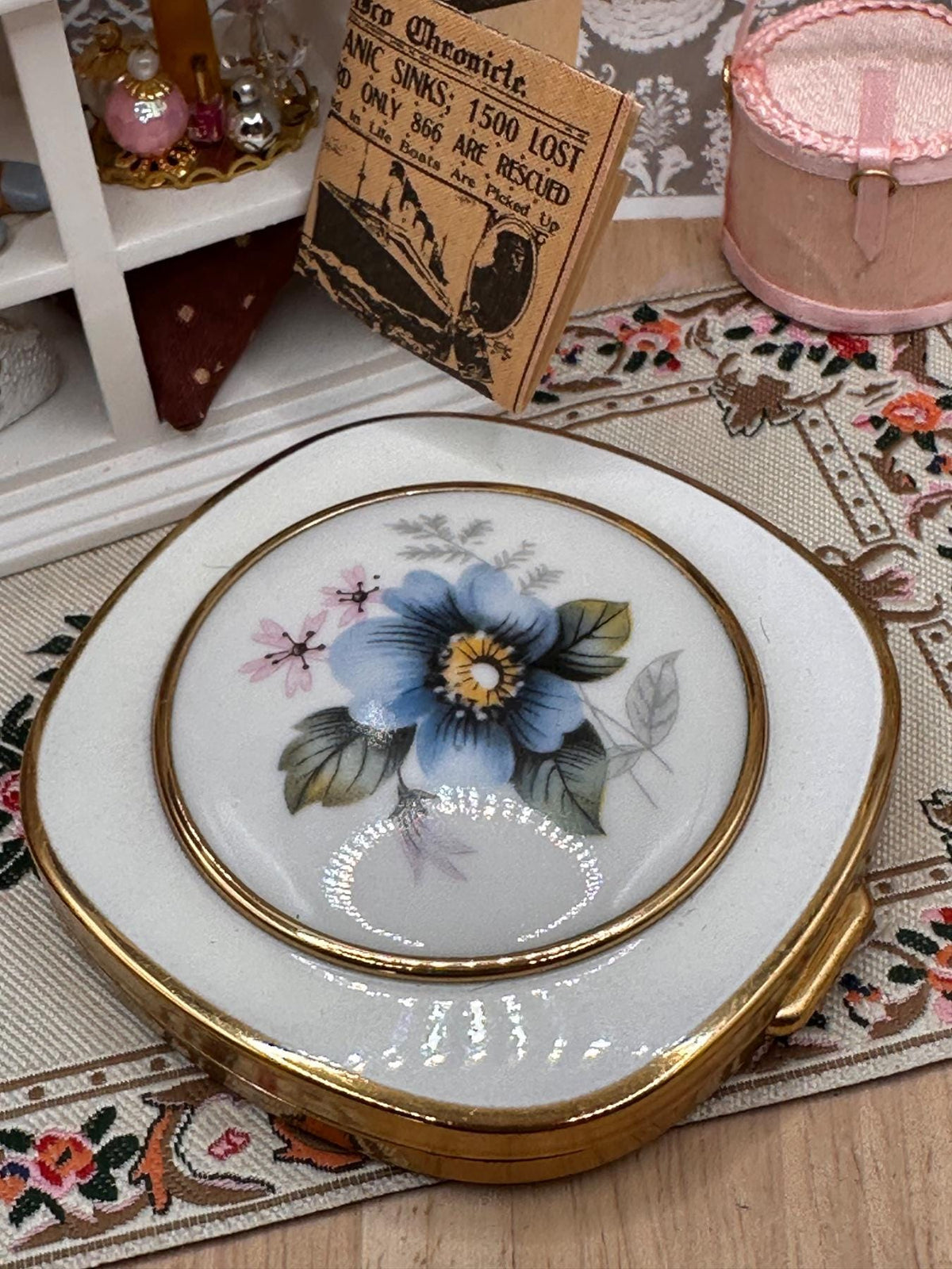 Vintage Floral Powder Compact White Panel Gold Tone Unbranded 1950s