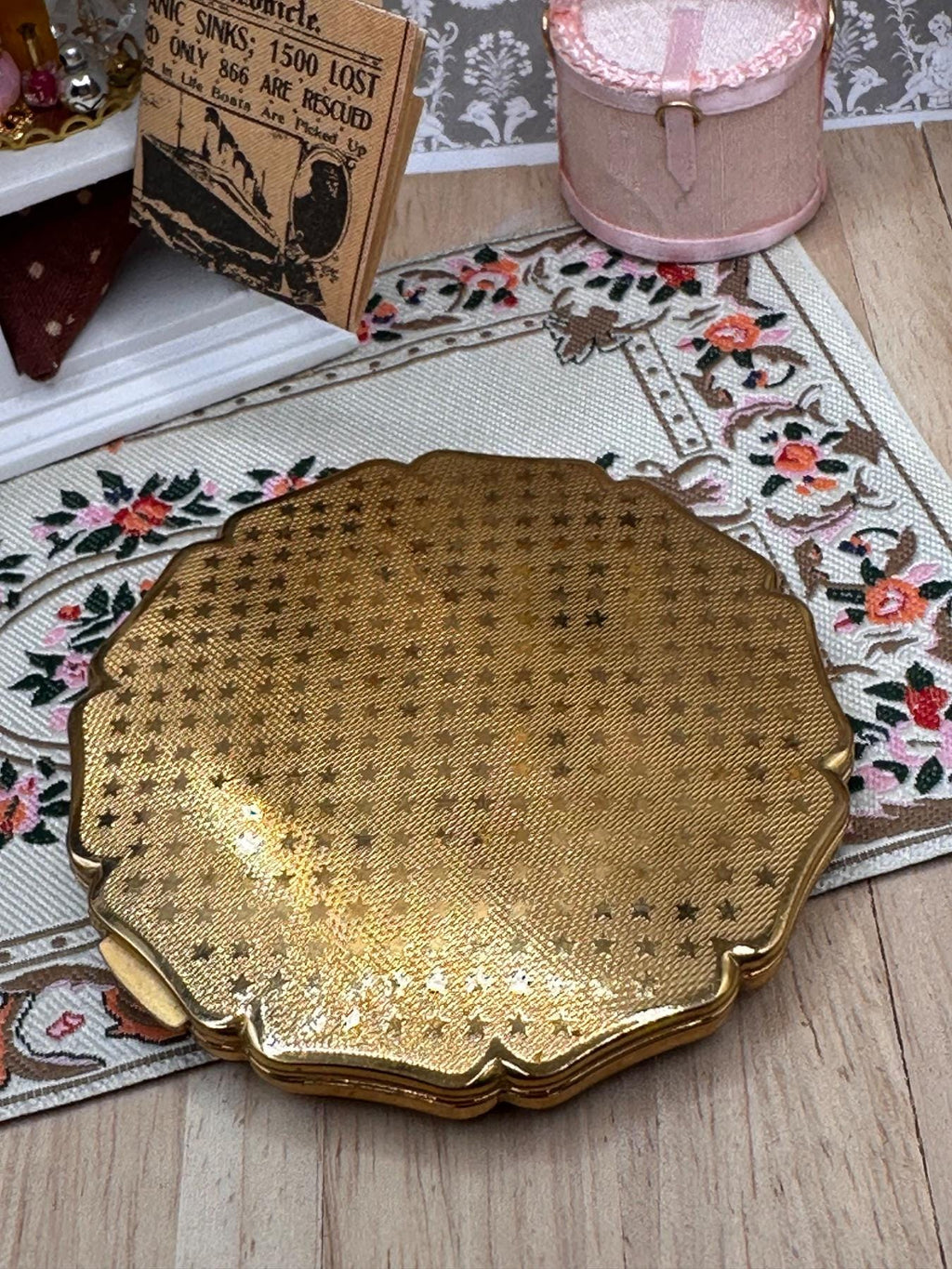 Vintage Stratton Powder Compact Romantic Scene Scalloped Gold Tone 1950s