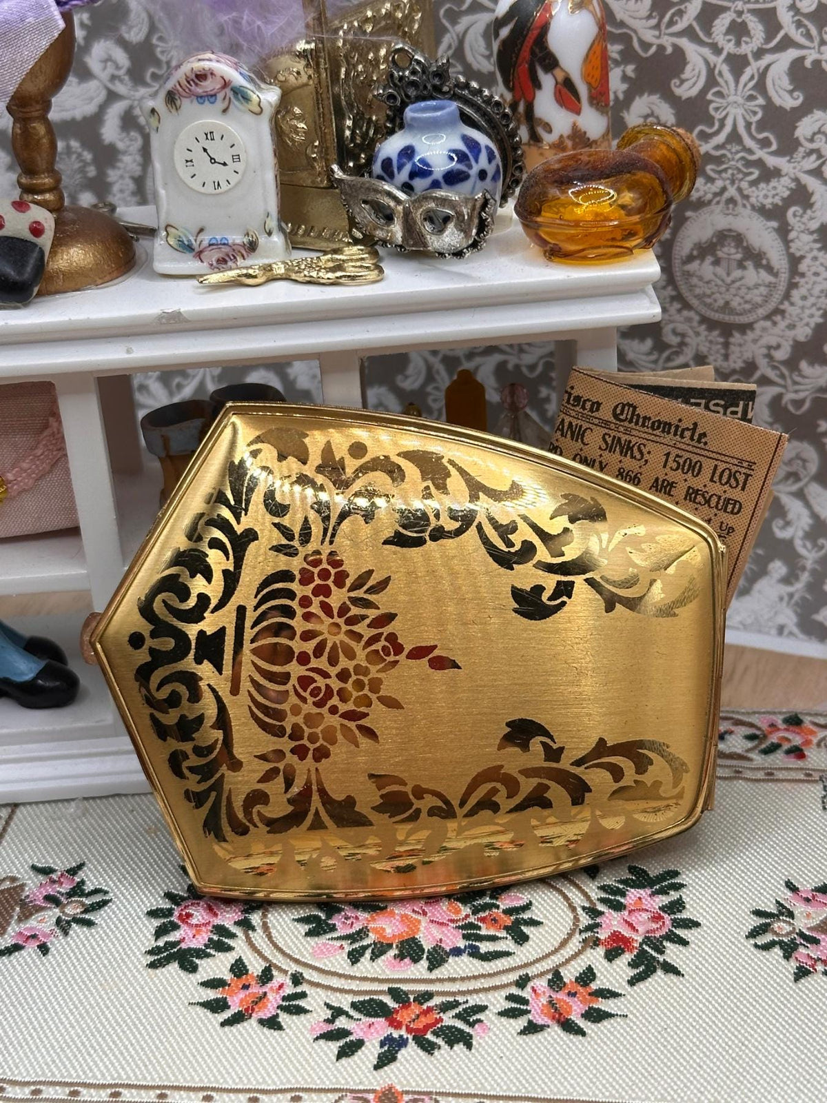 Vintage Elgin American Beauty Powder Compact, Gold Tone Floral with Pink Puff