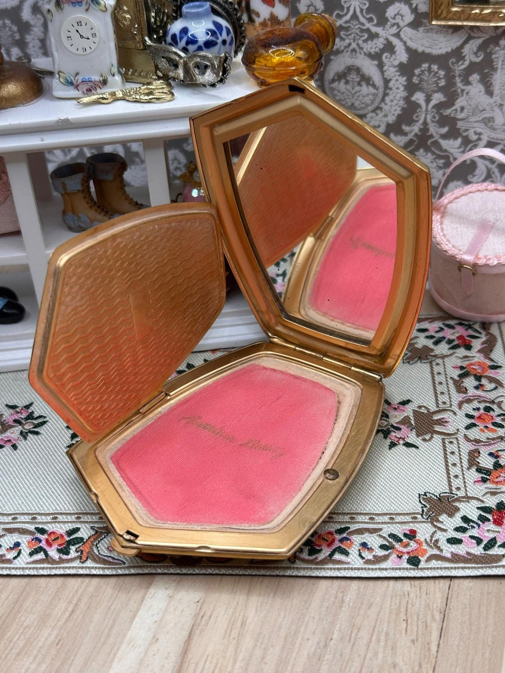 Vintage Elgin American Beauty Powder Compact, Gold Tone Floral with Pink Puff