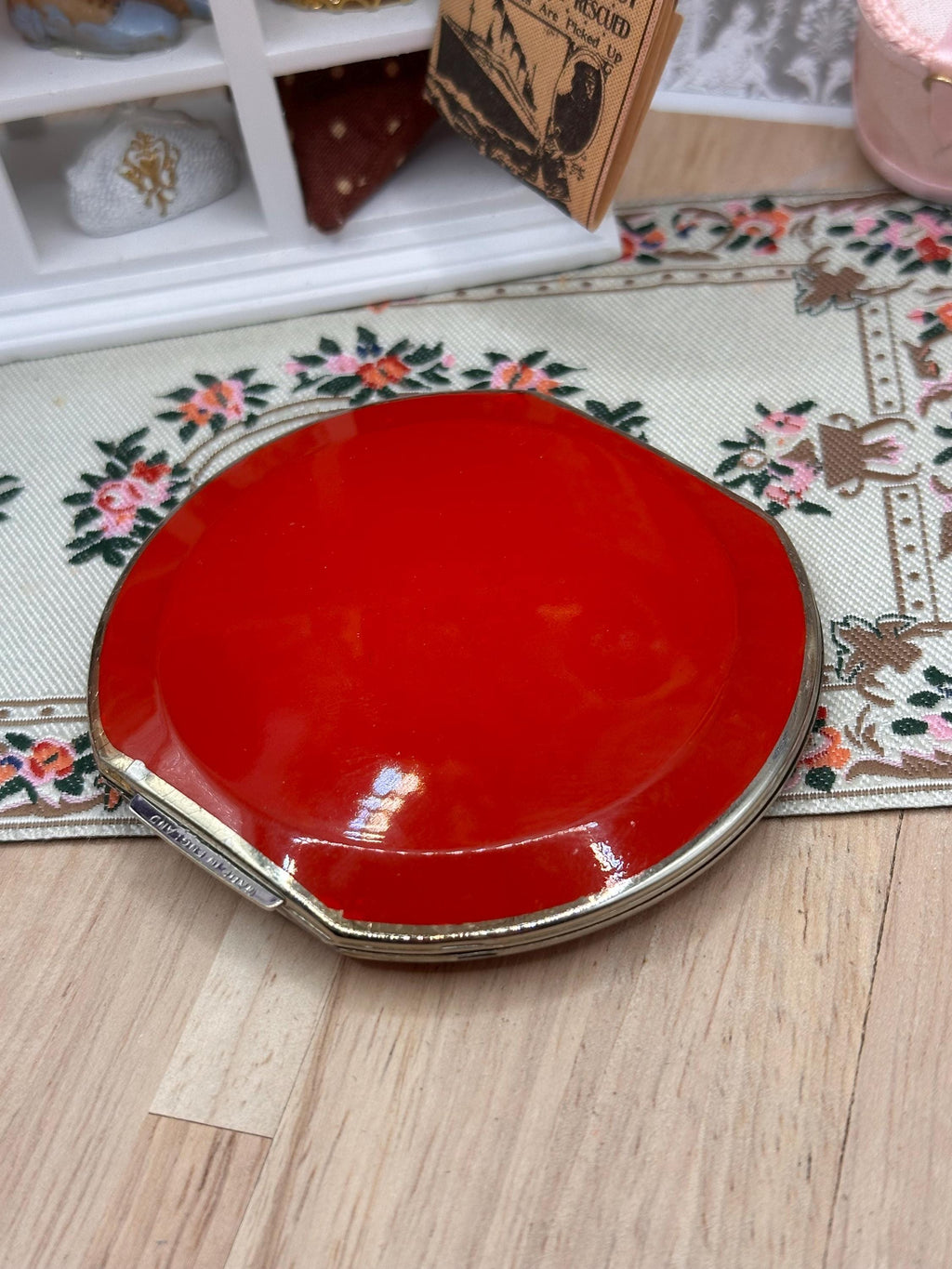 Rare 1938 Stratton Clipped Round Red Enamel Powder Compact Art Deco