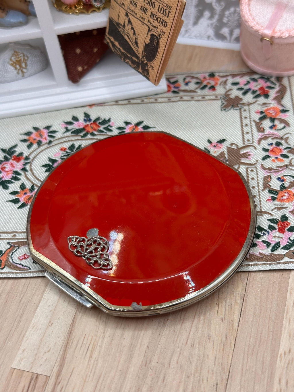 Rare 1938 Stratton Clipped Round Red Enamel Powder Compact Art Deco