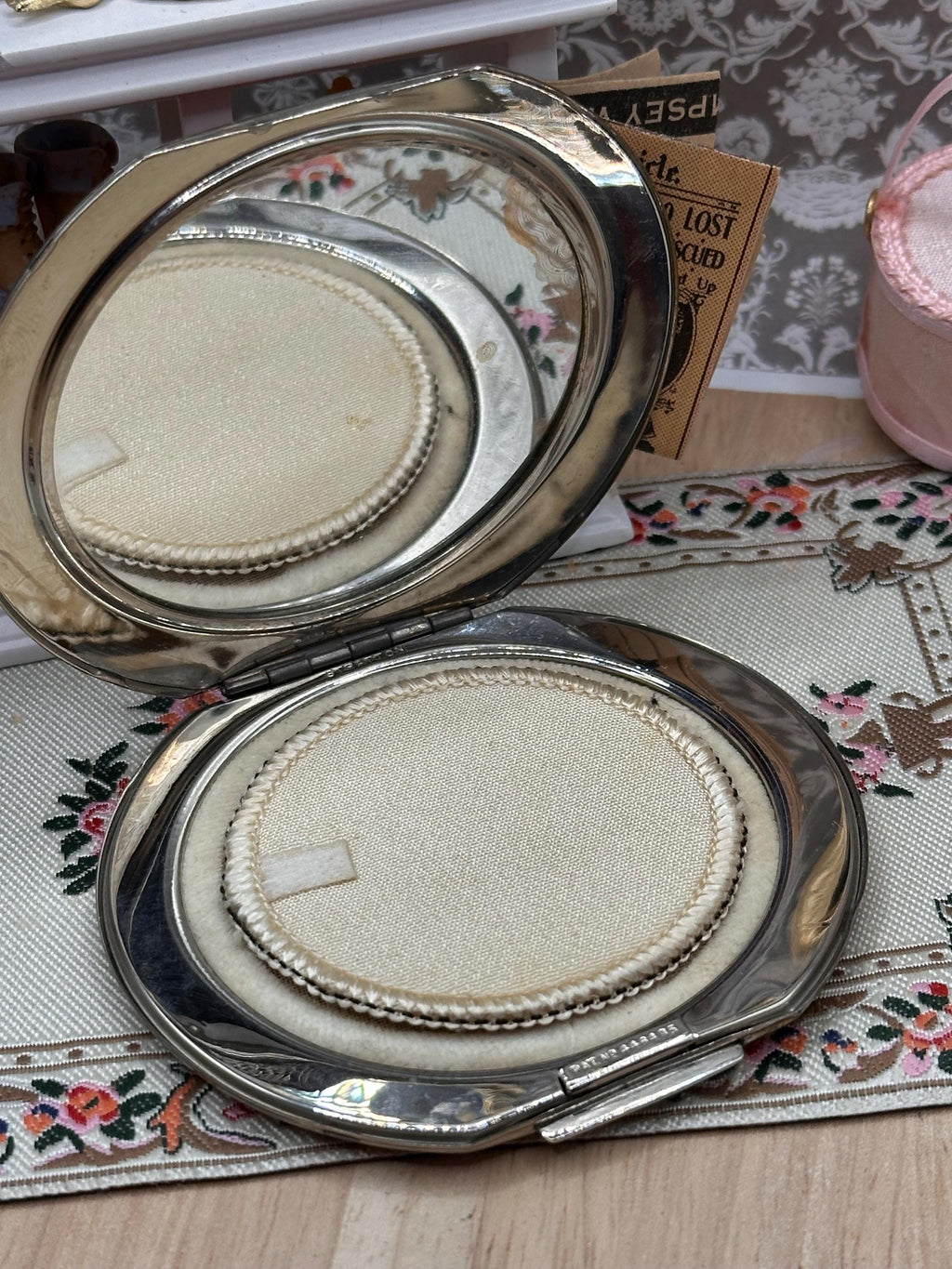 Rare 1938 Stratton Clipped Round Red Enamel Powder Compact Art Deco