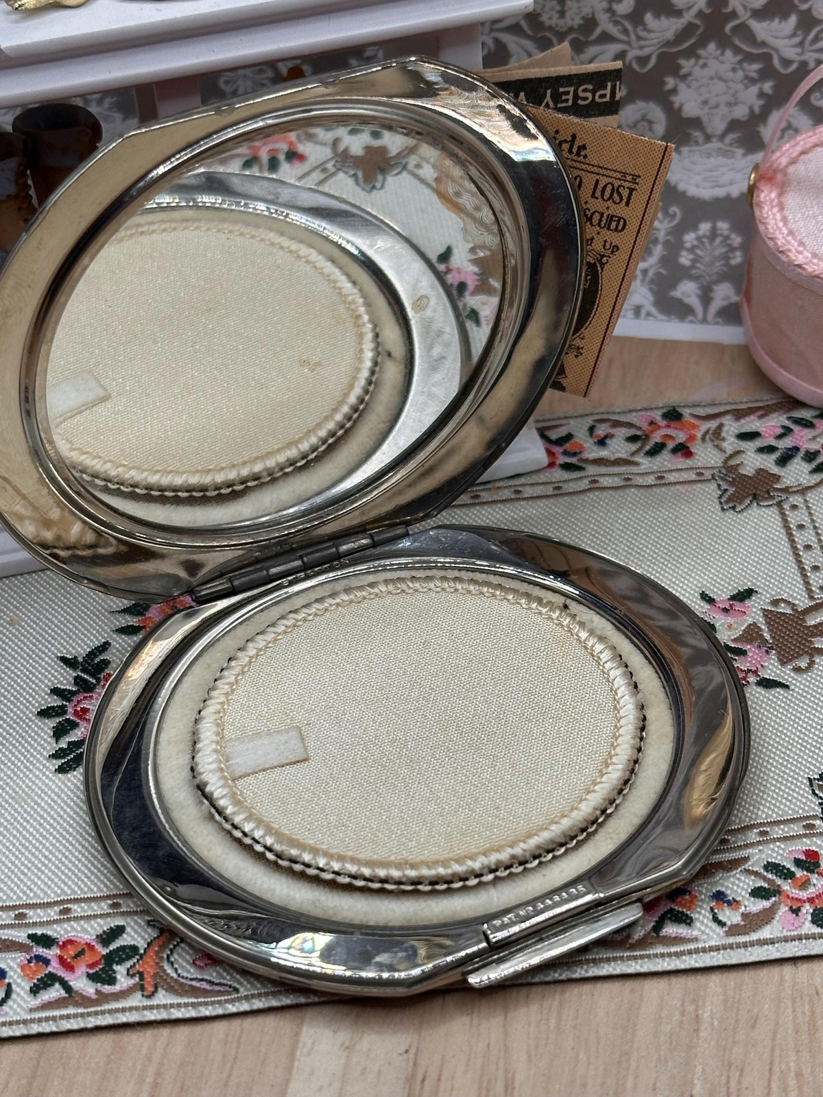 Rare 1938 Stratton Clipped Round Red Enamel Powder Compact Art Deco
