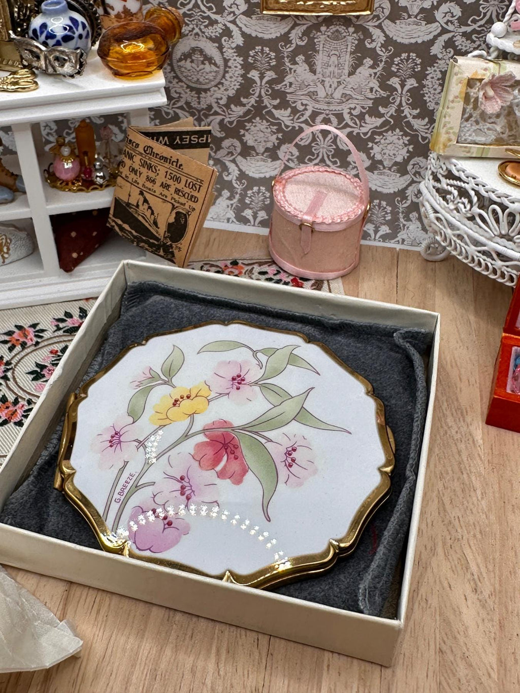 Vintage Stratton Boxed Powder Compact White Floral Gold Tone with Puff and Spare Sifter