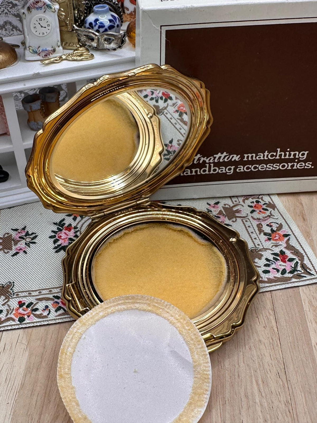Vintage Stratton Boxed Powder Compact White Floral Gold Tone with Puff and Spare Sifter