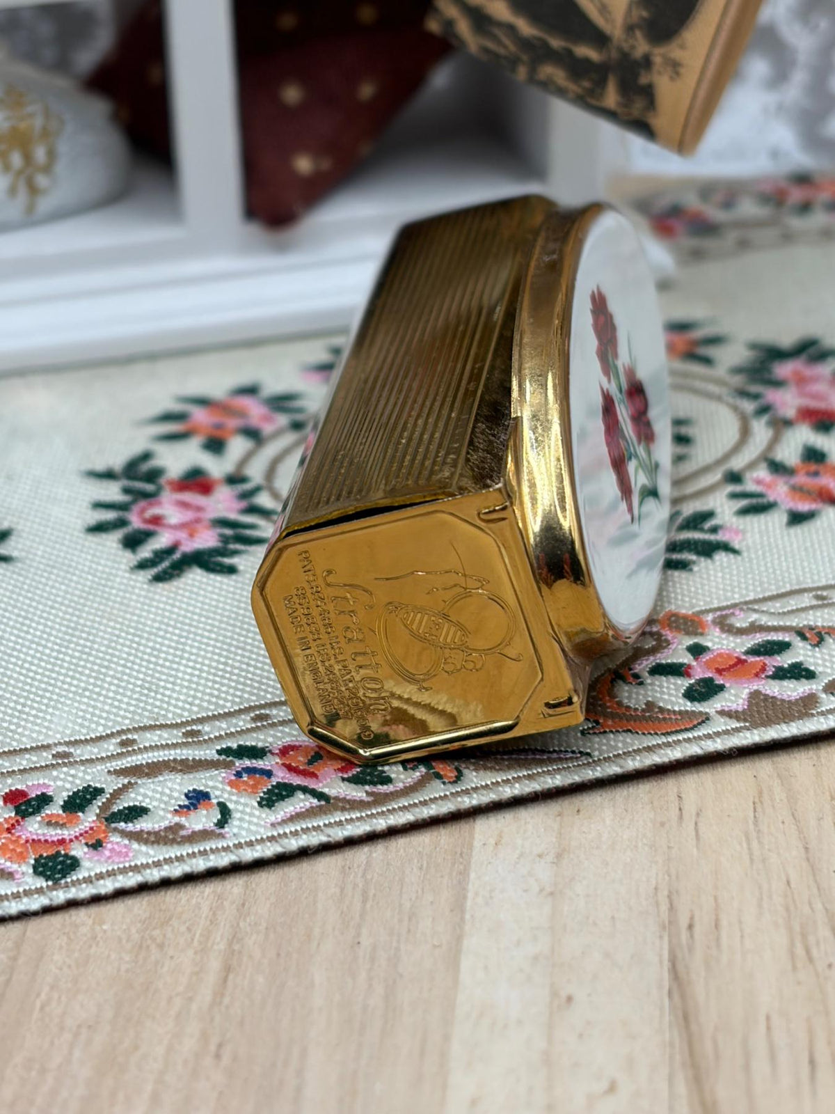 Vintage Stratton Lip View Lipstick Holder with Mirror, White Floral Panel, 1950s