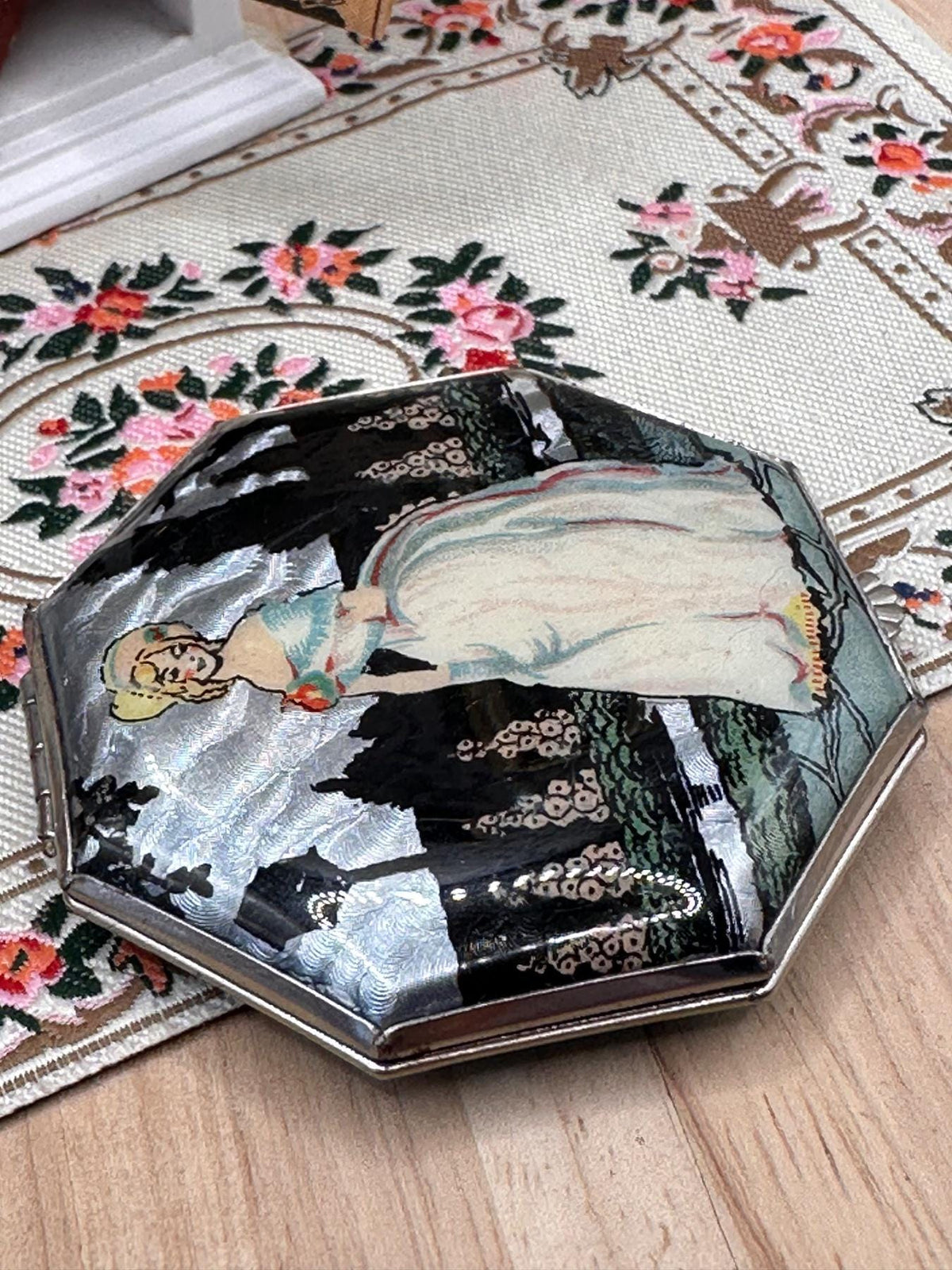 Vintage Gwenda Powder Compact Silver Foil Lady Landscape 1930s