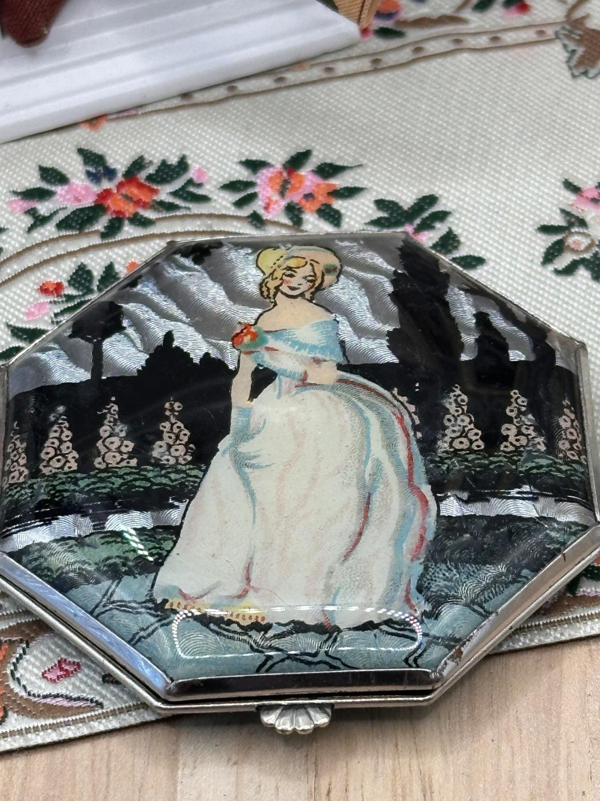 Vintage Gwenda Powder Compact Silver Foil Lady Landscape 1930s