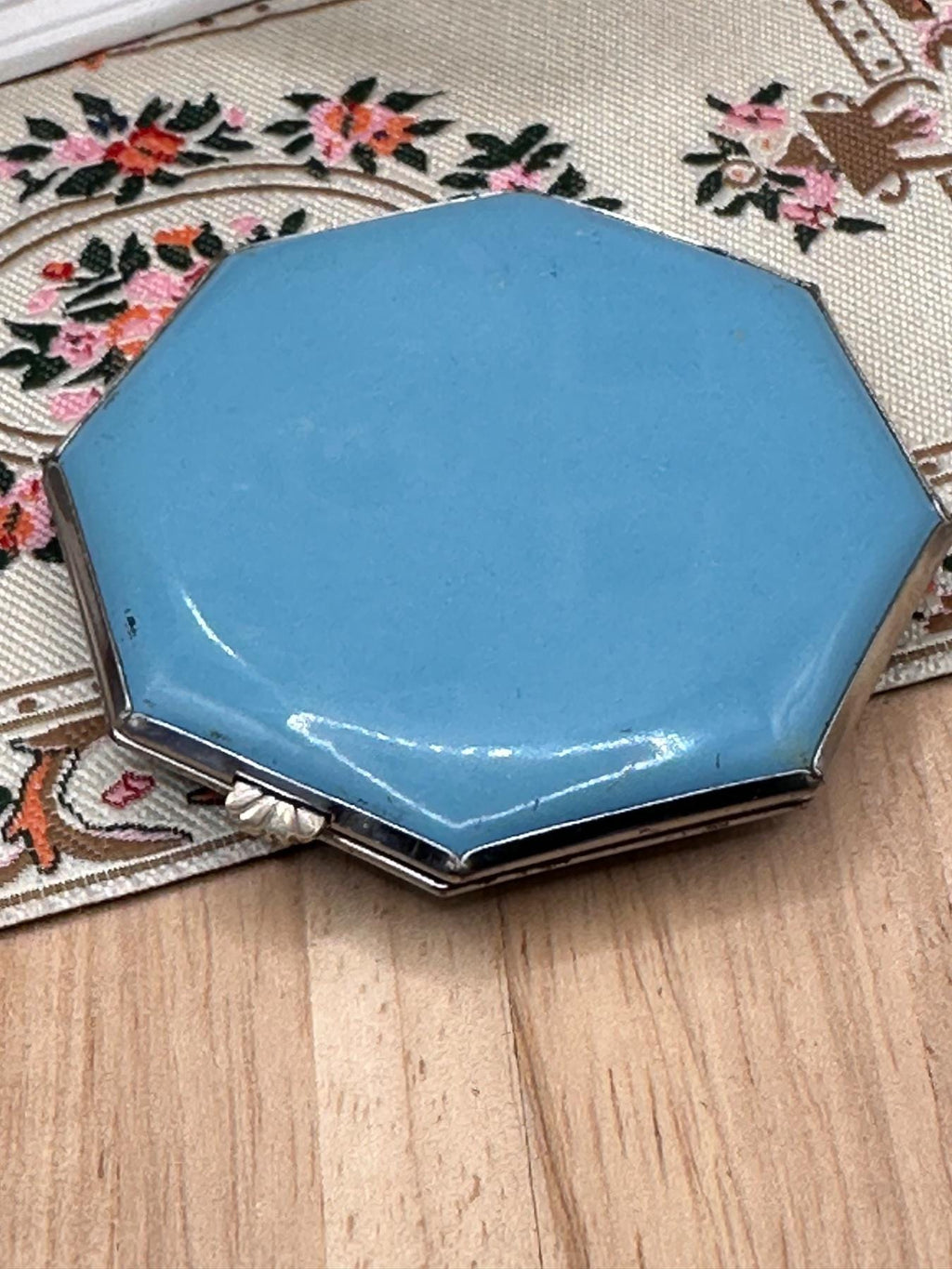 Vintage Gwenda Powder Compact Silver Foil Lady Landscape 1930s