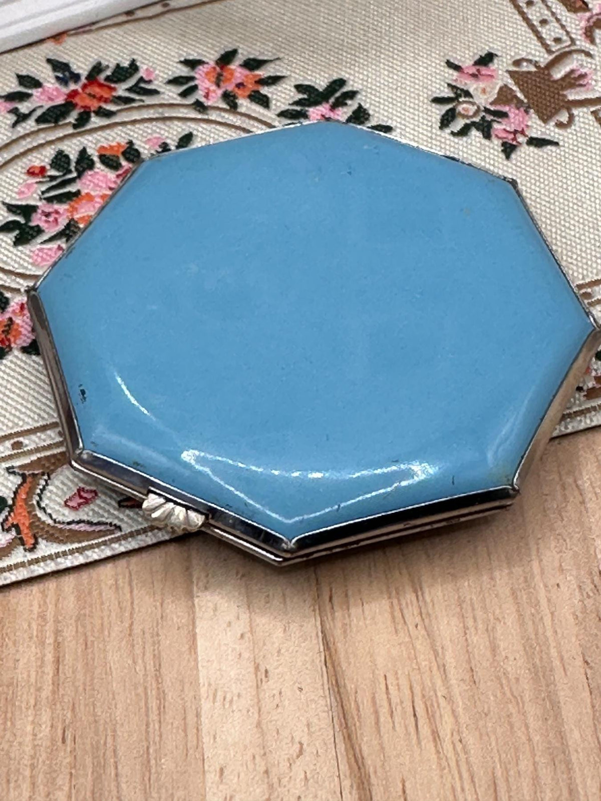 Vintage Gwenda Powder Compact Silver Foil Lady Landscape 1930s