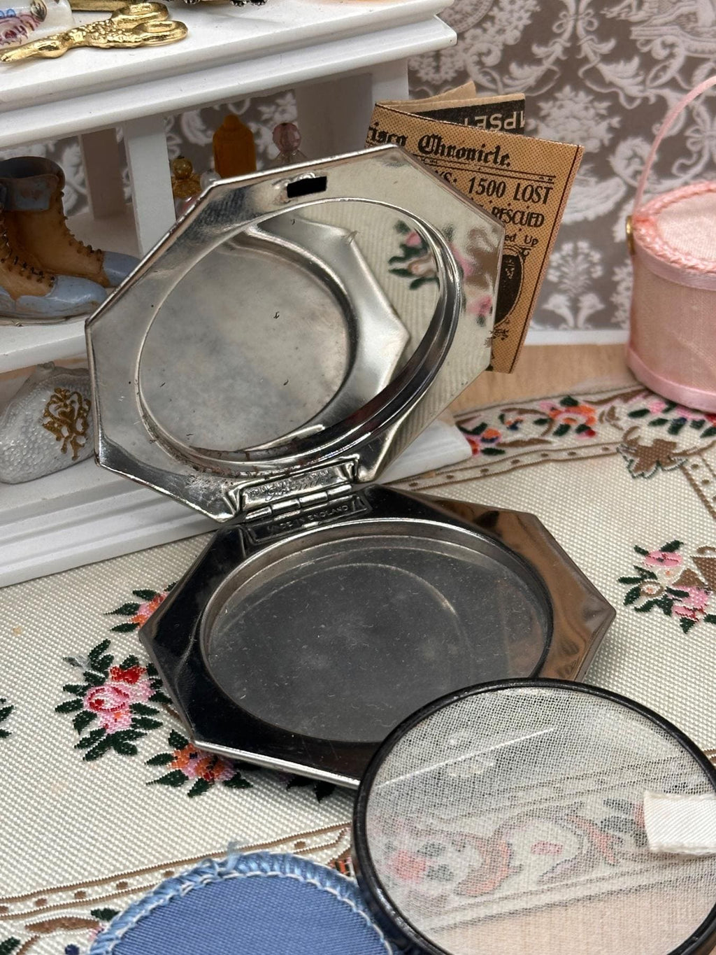 Vintage Gwenda Powder Compact Silver Foil Lady Landscape 1930s