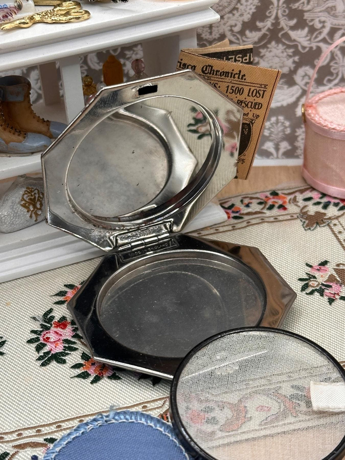 Vintage Gwenda Powder Compact Silver Foil Lady Landscape 1930s