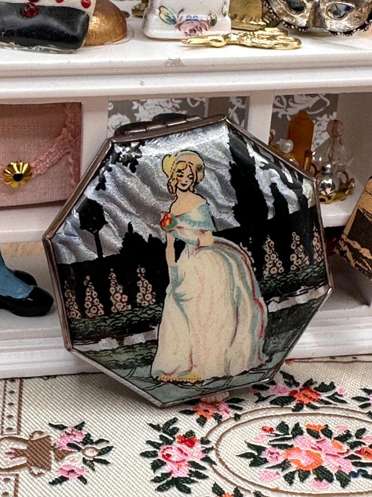 Vintage Gwenda Powder Compact Silver Foil Lady Landscape 1930s