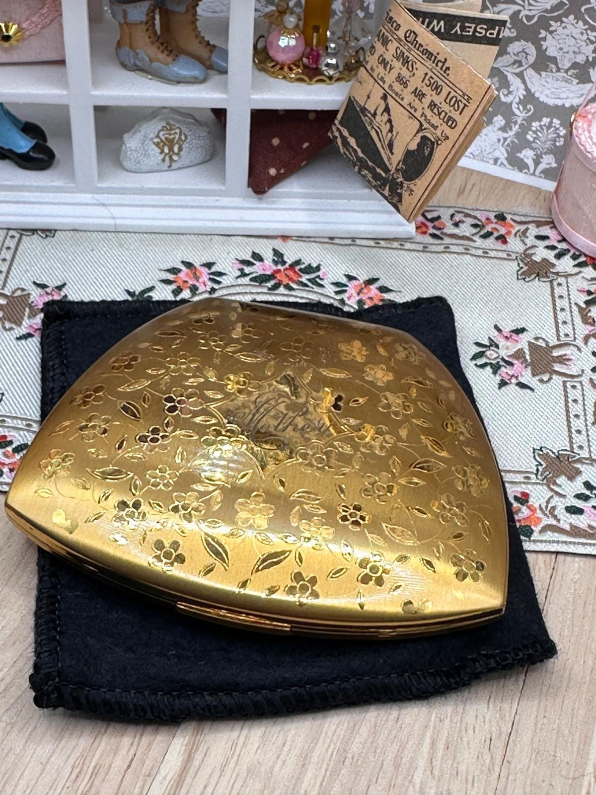 Vintage Elgin American Powder Compact Mother Inscribed Gold Tone Floral Compact