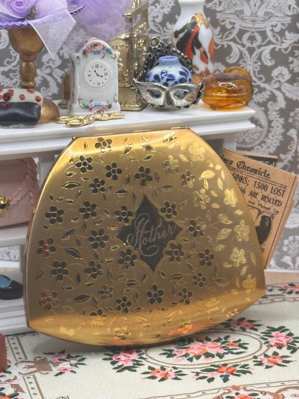 Vintage Elgin American Powder Compact Mother Inscribed Gold Tone Floral Compact