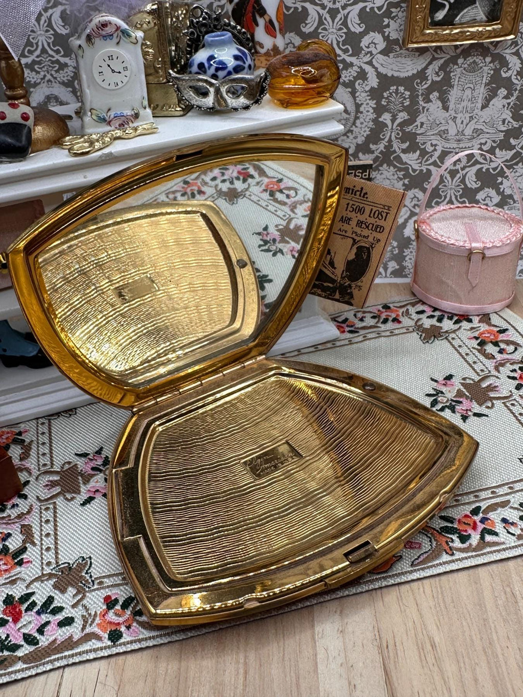 Vintage Elgin American Powder Compact Mother Inscribed Gold Tone Floral Compact