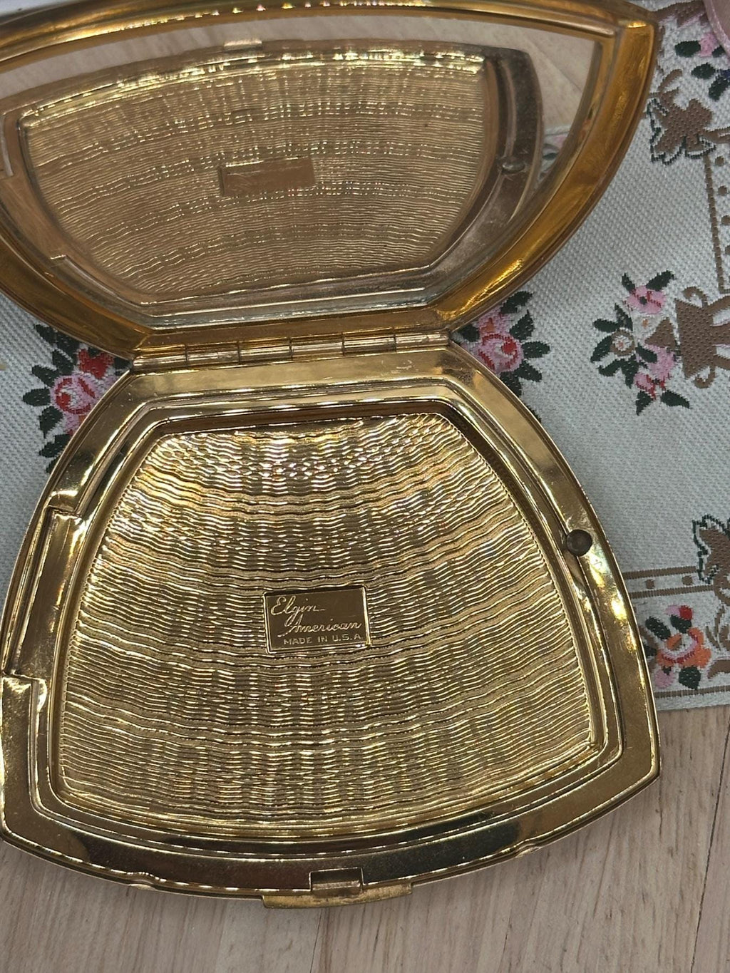 Vintage Elgin American Powder Compact Mother Inscribed Gold Tone Floral Compact
