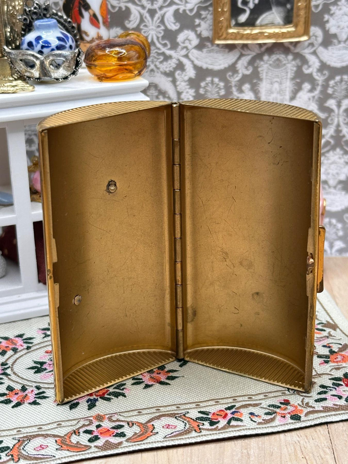 Kigu Vintage Cigarette Case Black Enamel Gold Feather Leaf Barrel Case