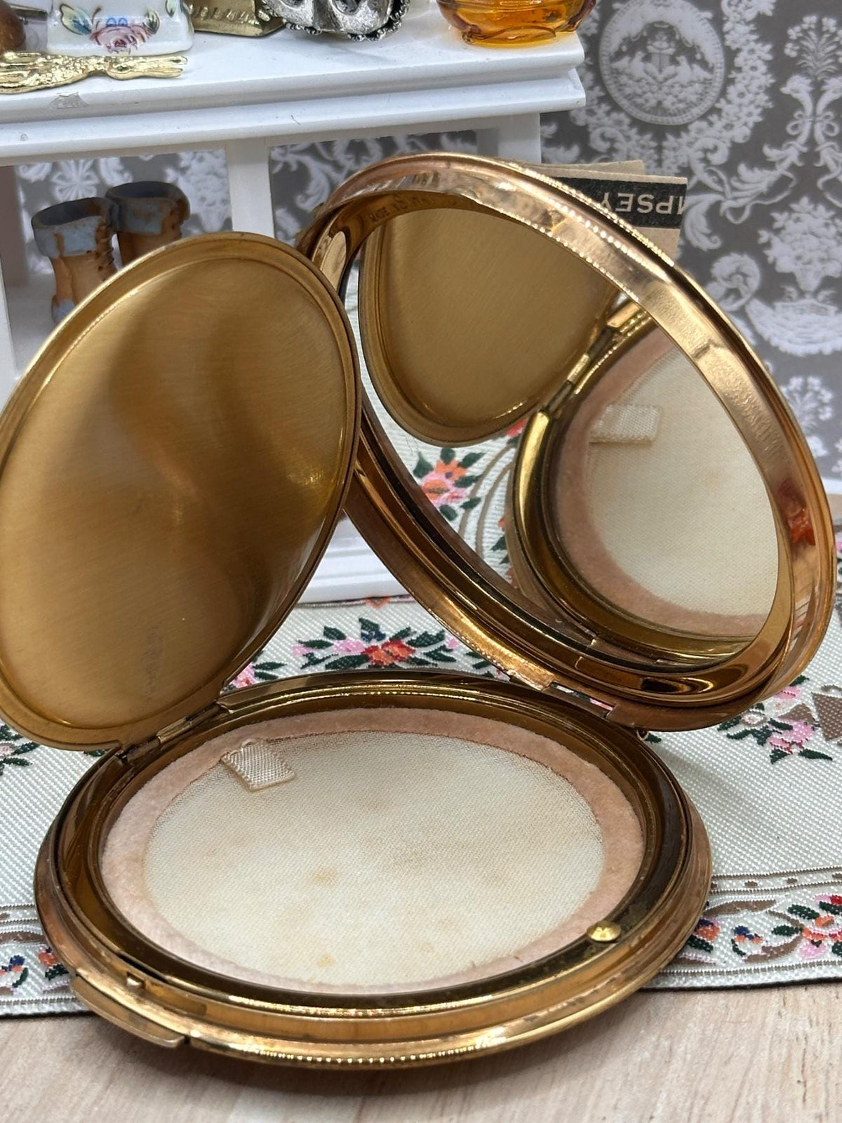 Vintage Rare Stratton Powder Compact Rock and Roll Dancers Jiving Couple 1950s