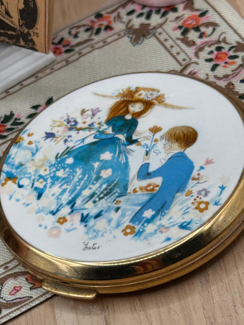 Vintage Stratton Foster Powder Compact – Boy Giving Girl Flower Romantic Scene – 1960s