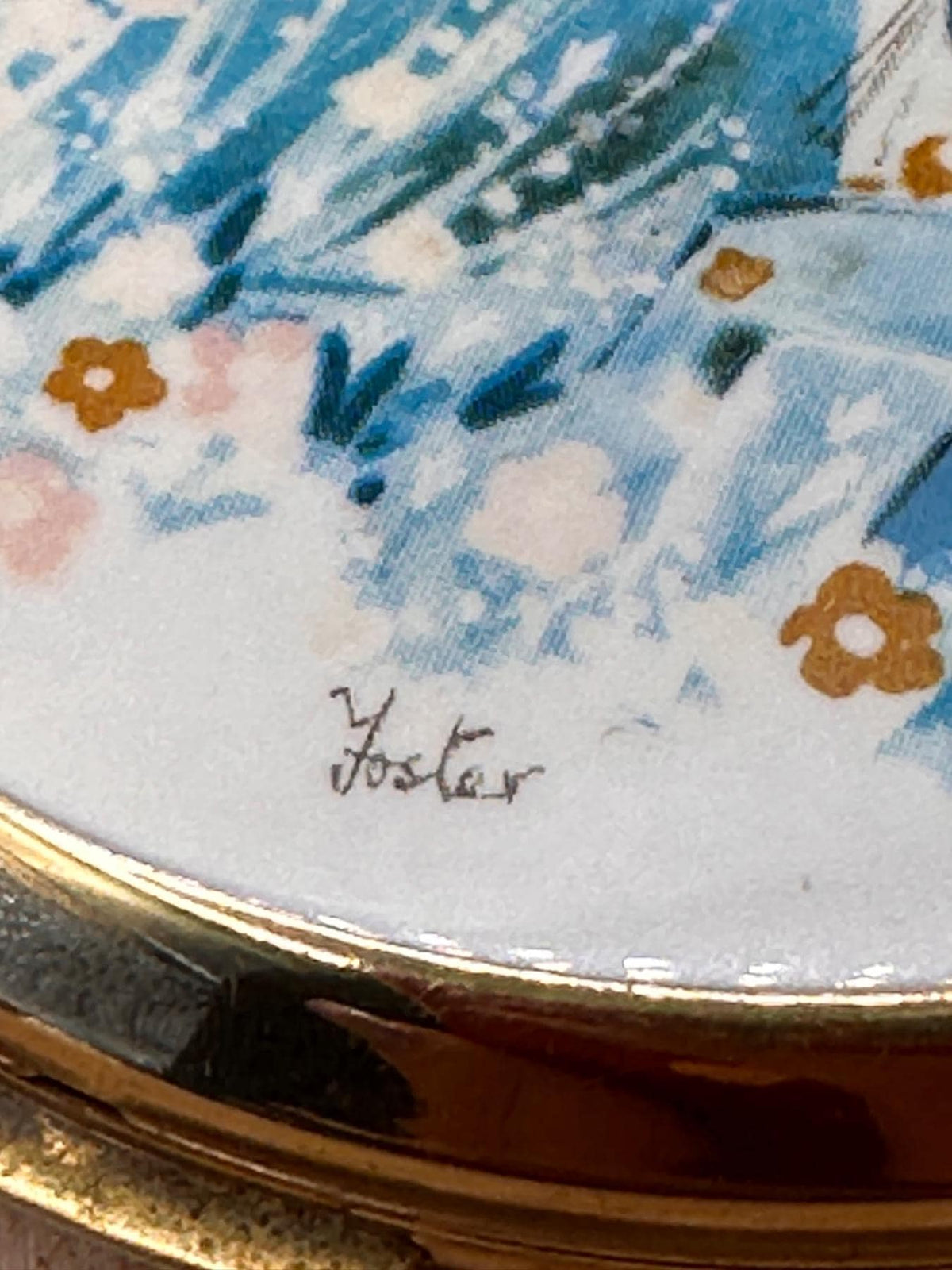 Vintage Stratton Foster Powder Compact – Boy Giving Girl Flower Romantic Scene – 1960s