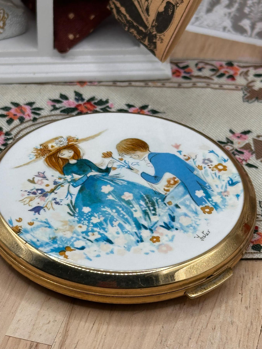 Vintage Stratton Foster Powder Compact – Boy Giving Girl Flower Romantic Scene – 1960s