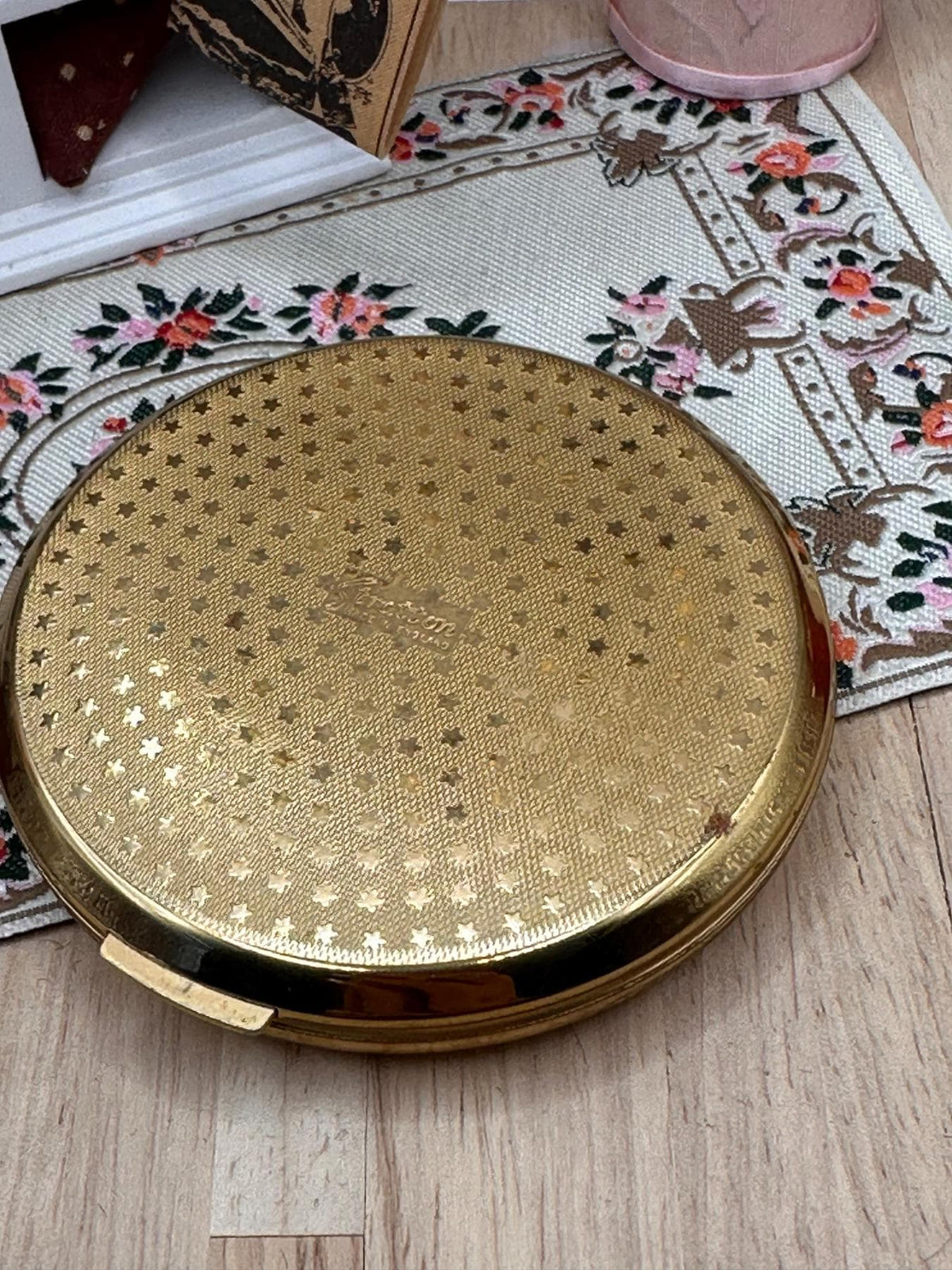 Vintage Stratton Foster Powder Compact – Boy Giving Girl Flower Romantic Scene – 1960s