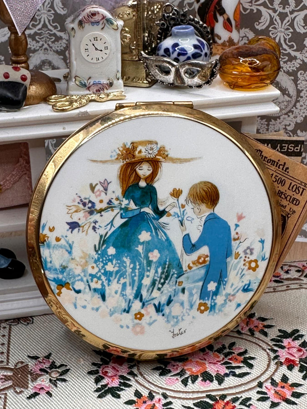 Vintage Stratton Foster Powder Compact – Boy Giving Girl Flower Romantic Scene – 1960s