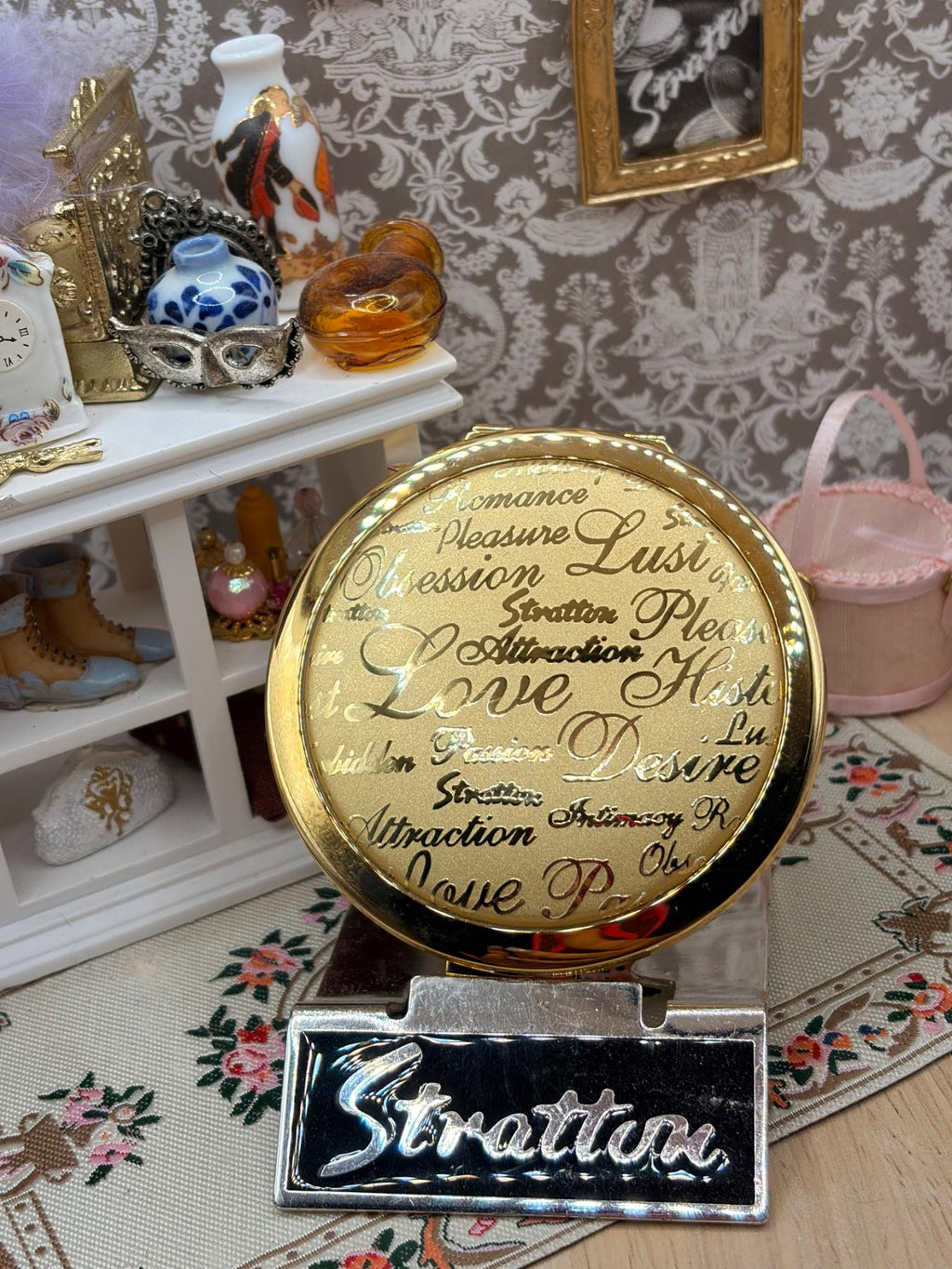 Stratton Vintage Powder Compact Gold Tone Romance Love Words New Old Stock