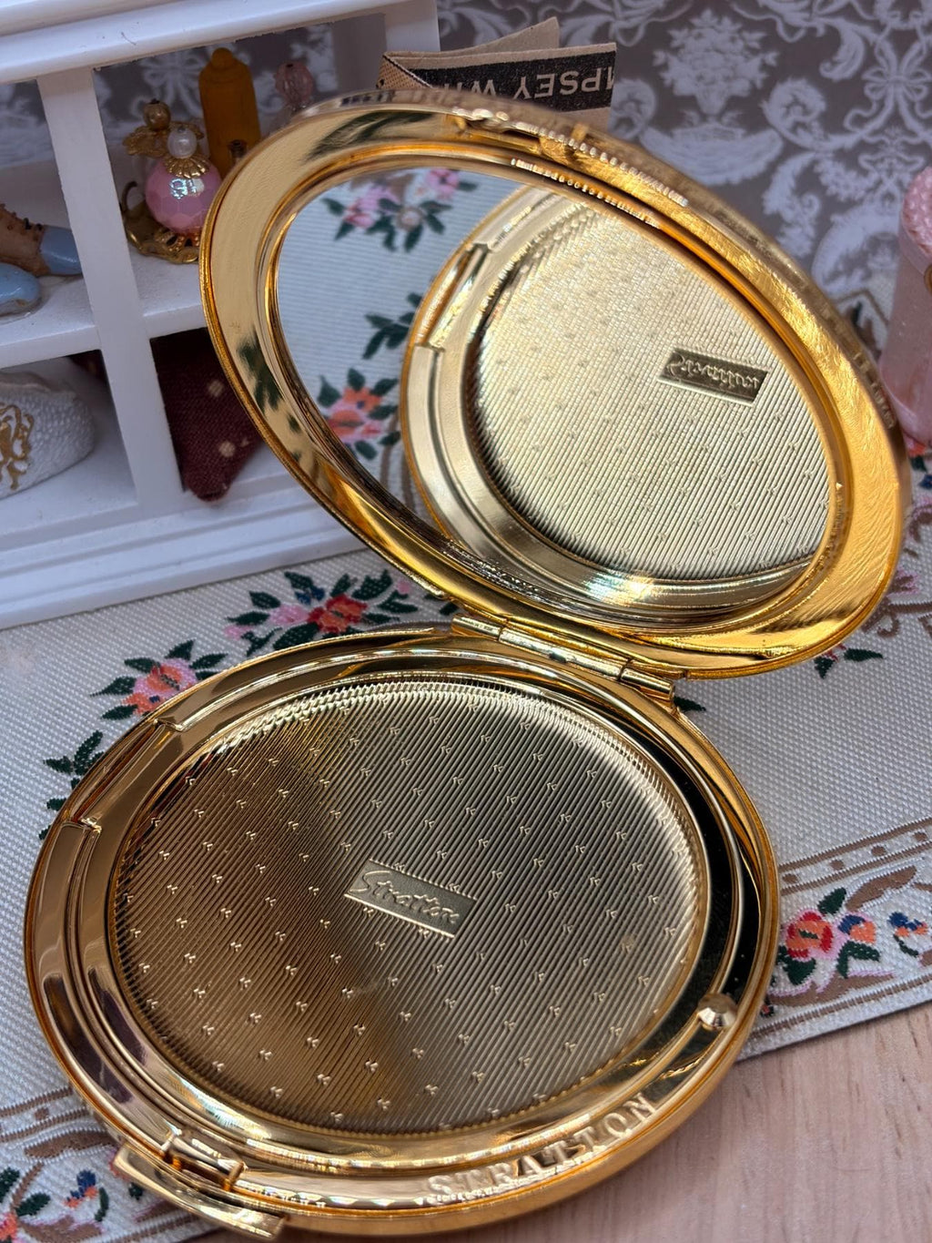 Stratton Vintage Powder Compact Gold Tone Romance Love Words New Old Stock