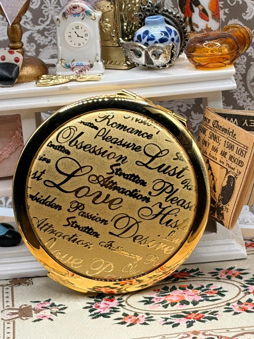 Stratton Vintage Powder Compact Gold Tone Romance Love Words New Old Stock