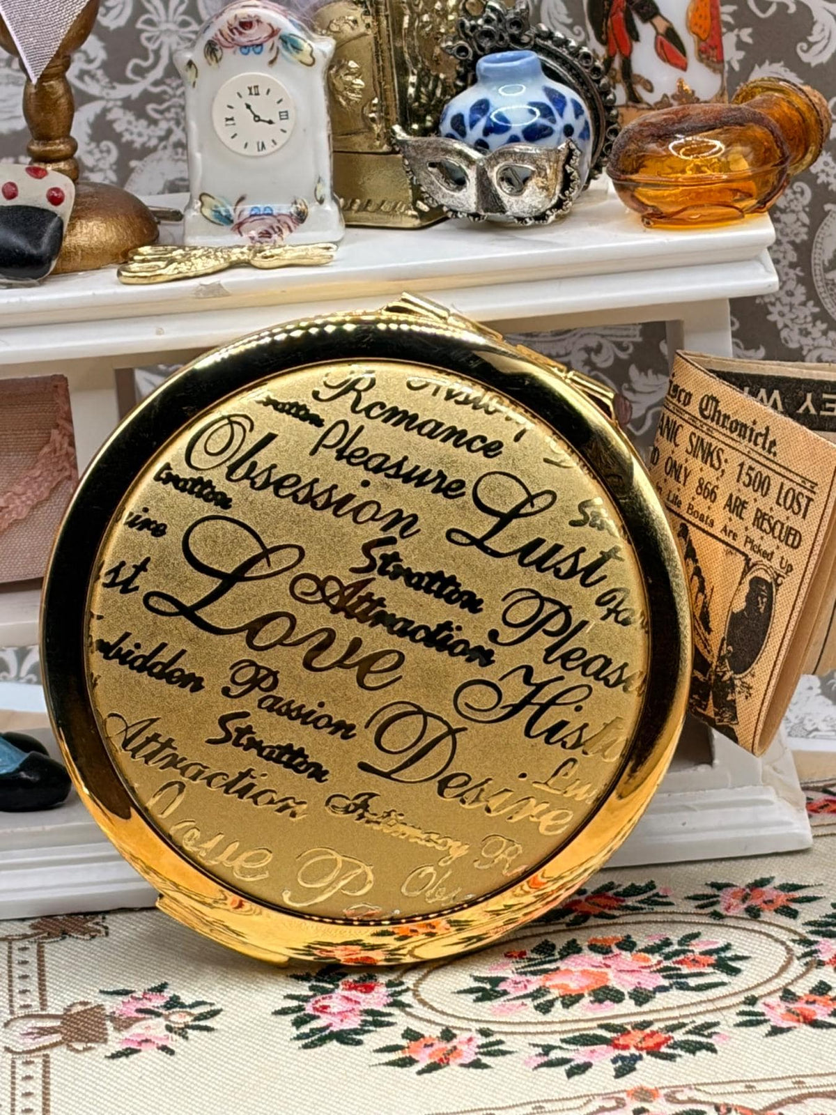 Stratton Vintage Powder Compact Gold Tone Romance Love Words New Old Stock