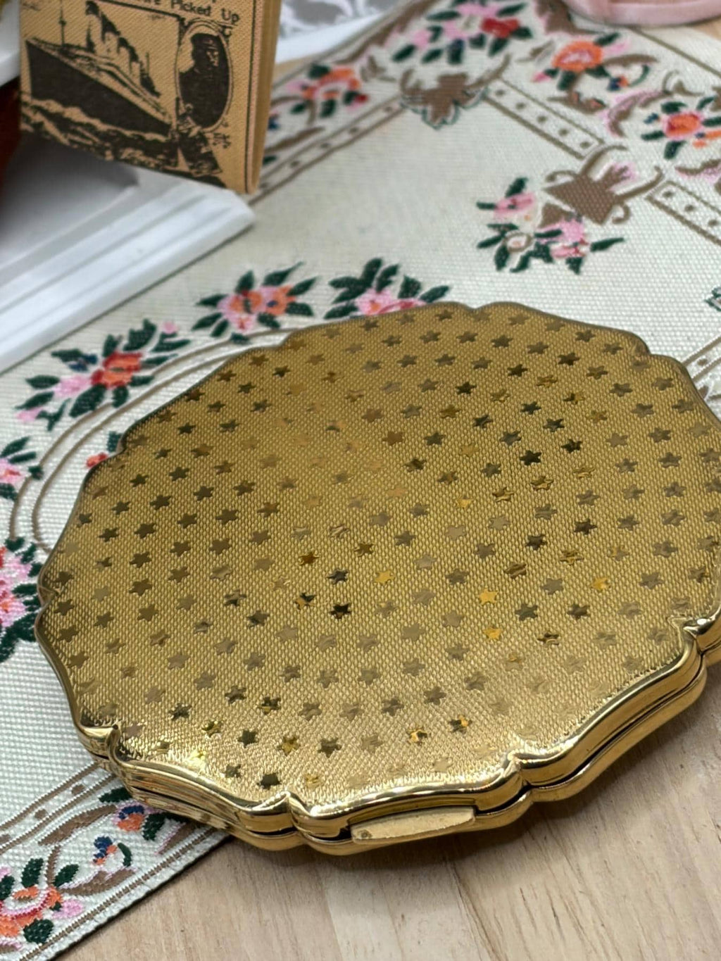 Vintage Stratton Wedgwood Cameo Powder Compact Blue Jasperware Gold Tone 1950s