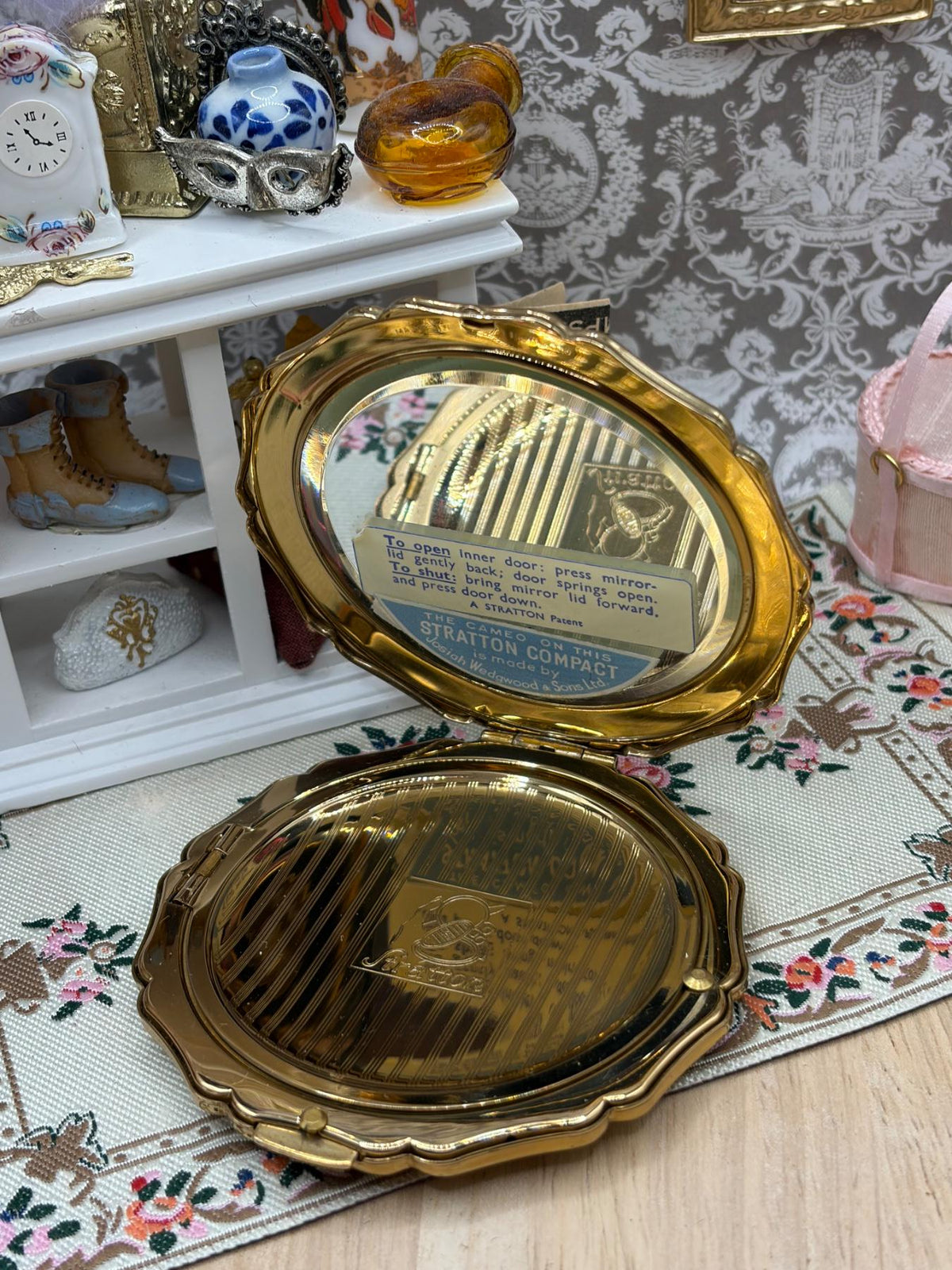 Vintage Stratton Wedgwood Cameo Powder Compact Blue Jasperware Gold Tone 1950s