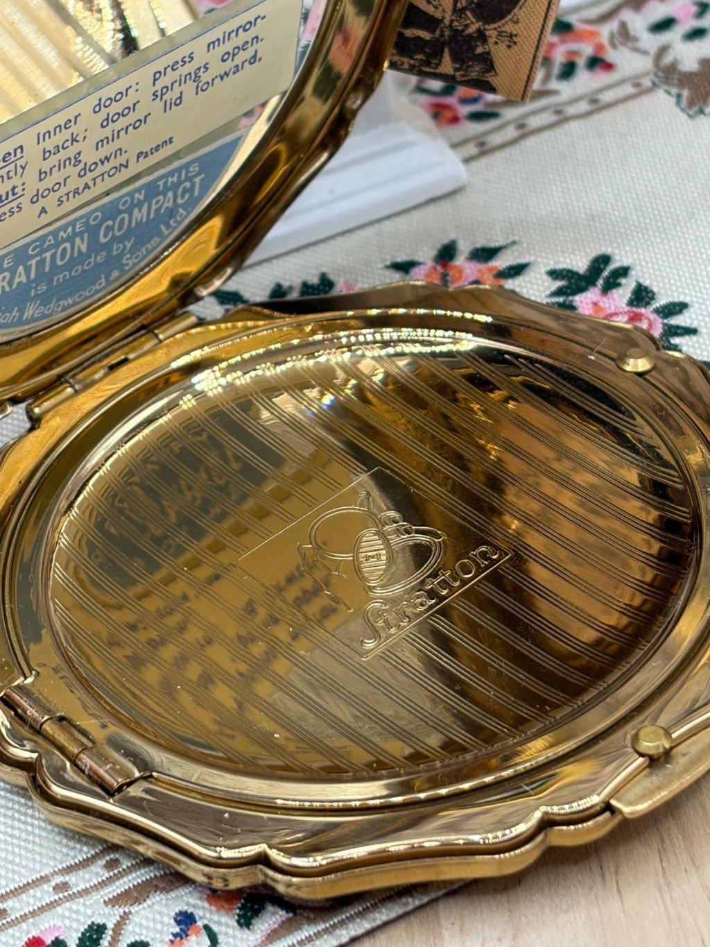 Vintage Stratton Wedgwood Cameo Powder Compact Blue Jasperware Gold Tone 1950s