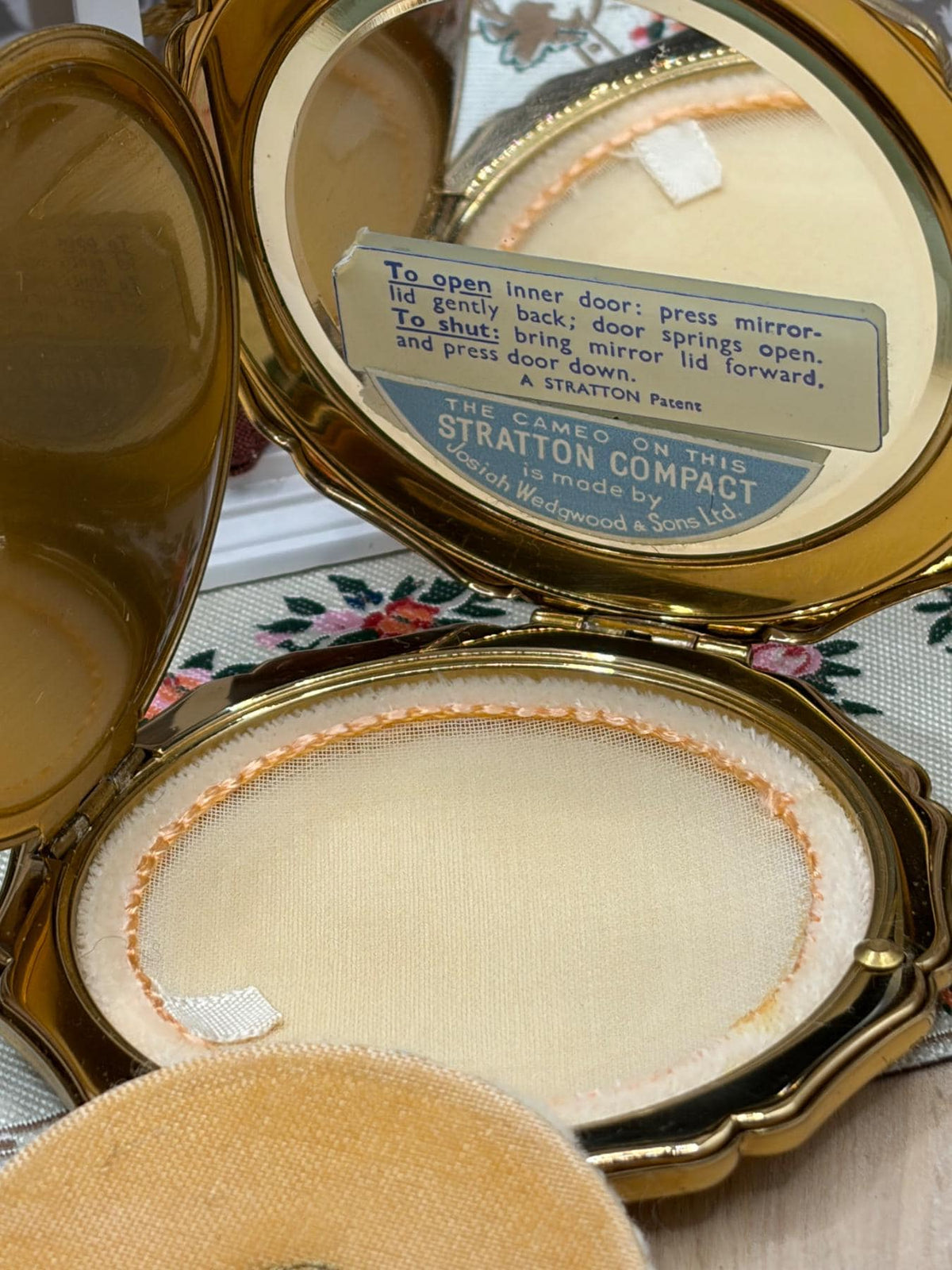 Vintage Stratton Wedgwood Cameo Powder Compact Blue Jasperware Gold Tone 1950s