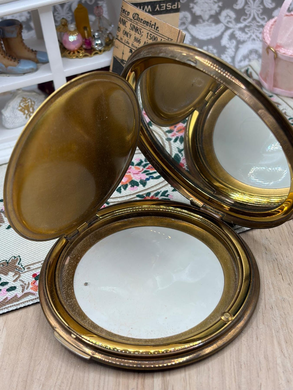 Vintage Stratton Powder Compact Rare Crown Motif Enamel 1950s