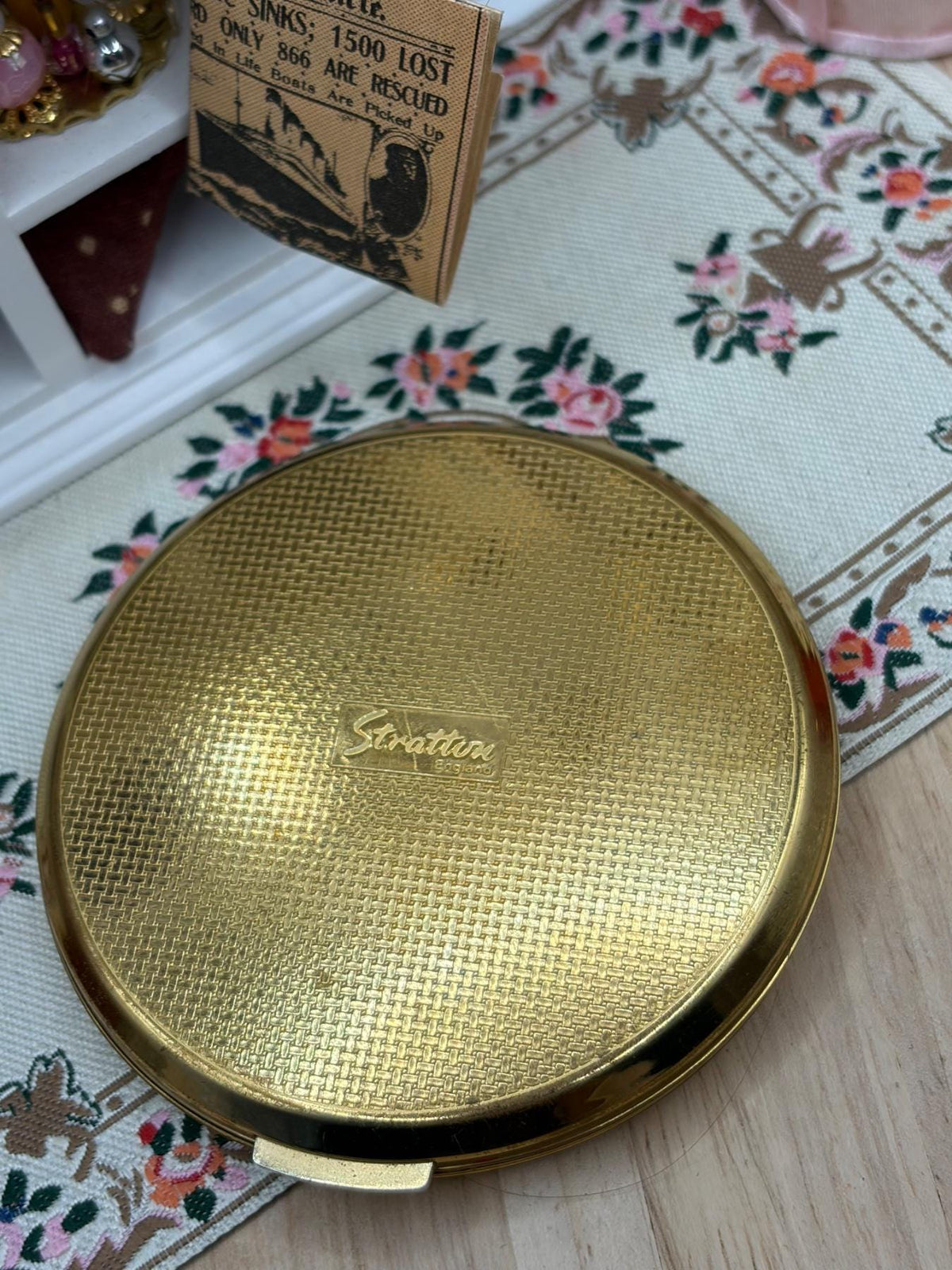 Stratton Vintage Powder Compact Signed Art Deco Woman Portrait Gold Tone 1980s