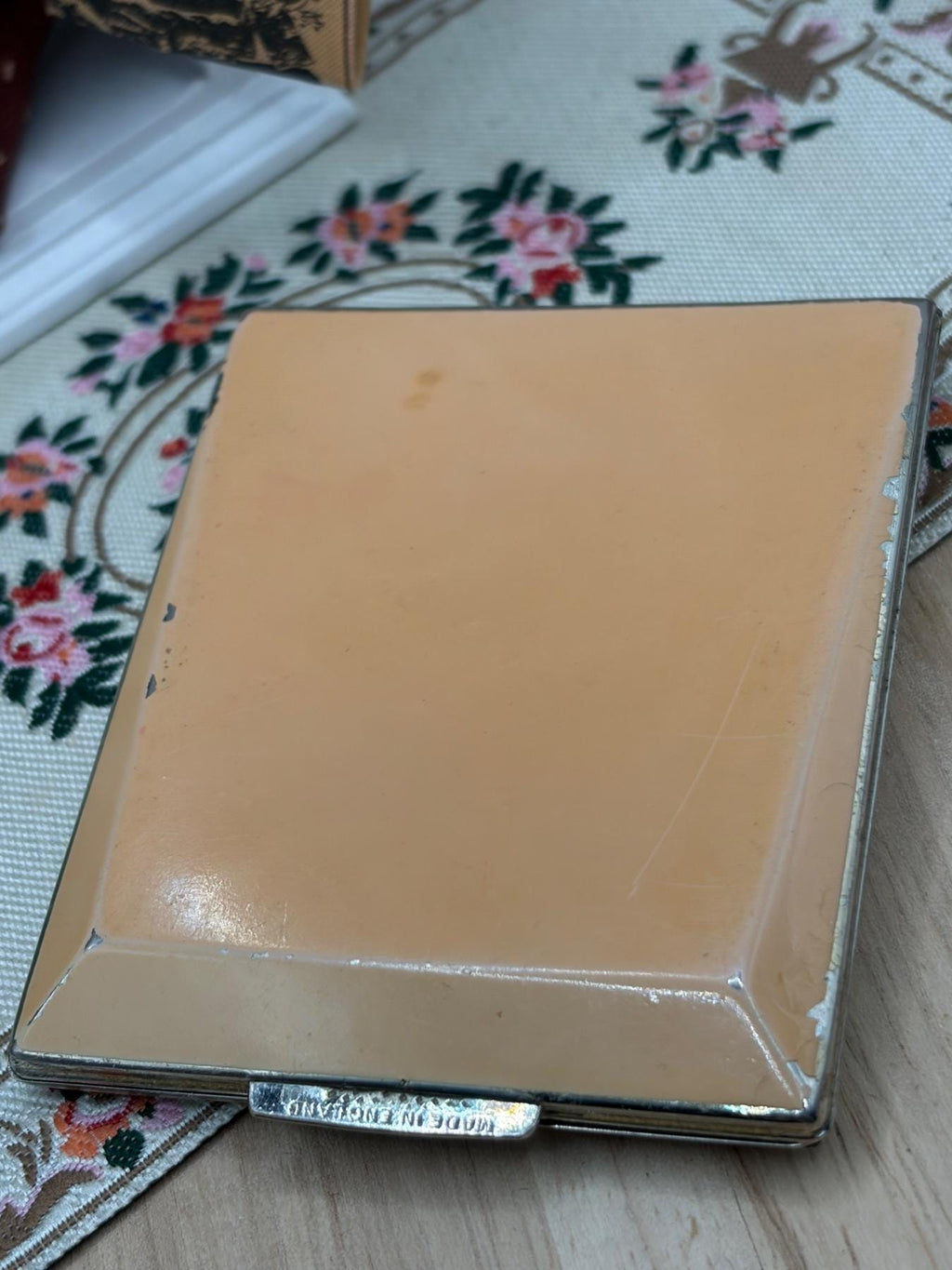 Vintage Rare Stratton Wedge Powder Compact Peach Enamel Stone-Set Clasp Motif 1930s